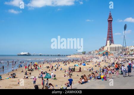 Überfüllter Blackpool Beach, Blackpool, Lancashire, England, Großbritannien Stockfoto