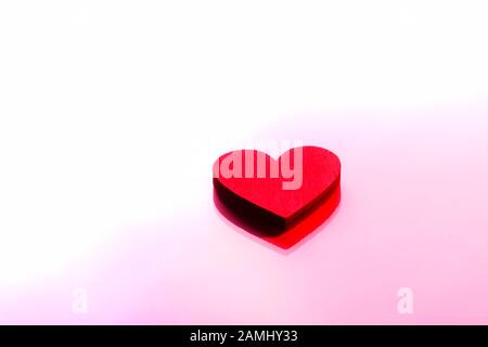 Hintergrund für den Valentinstag. Rot Herz Pink Hintergrund Stockfoto