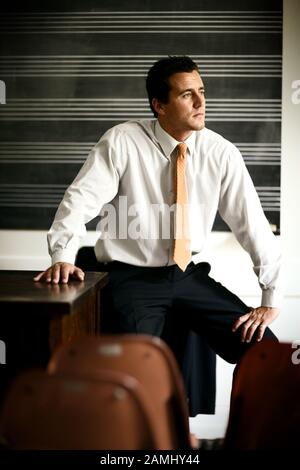 Porträt eines jungen Mannes in der formalen Kleidung in seinem Büro. Stockfoto