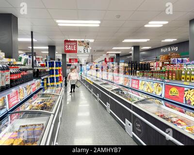 Innenbereich von Island Supermarkt, High Street, Staines-upon-Thames, Surrey, England, Großbritannien Stockfoto