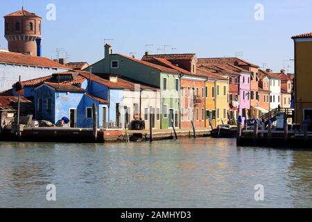 Die Waterfront und den bunten Häusern von Burano in der Lagune von Venedig Stockfoto