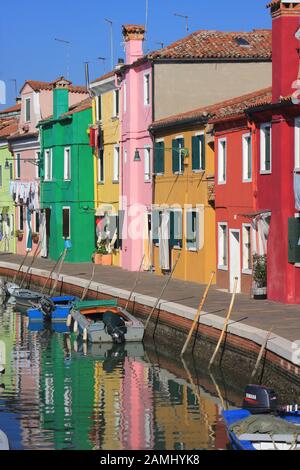 Die Waterfront und den bunten Häusern von Burano in der Lagune von Venedig Stockfoto