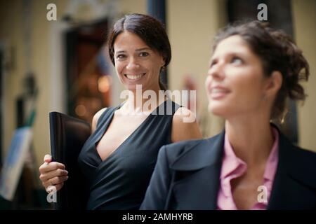 Blick auf zwei schöne Frauen. Stockfoto