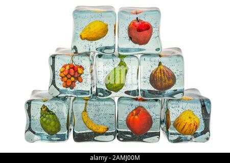 In Eiswürfeln gefrorene Früchte, Pyramide. 3D-Rendering isoliert auf weißem Hintergrund Stockfoto