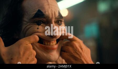 Joker (Arthur Fleck) von Joaquin Phoenix aus der Joker (2019) von Todd Phillips Regie gespielt. Drehen Film über einen Schauspieler, der wahnsinnig wird und verwandelt sich in einen Psychopathen aus. Stockfoto