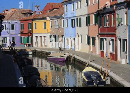 Die Waterfront und den bunten Häusern von Burano in der Lagune von Venedig Stockfoto