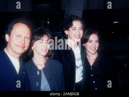 Beverly Hills, Kalifornien, USA 15. Mai 1995 Schauspieler Billy Crystal, Ehefrau Janice Crystal und die Töchter Lindsay Crystal und Jennifer Crystal besuchen am 15. Mai 1995 im Academy Theatre in Beverly Hills, Kalifornien, USA die Premiere "Forget Paris". Foto von Barry King/Alamy Stock Photo Stockfoto