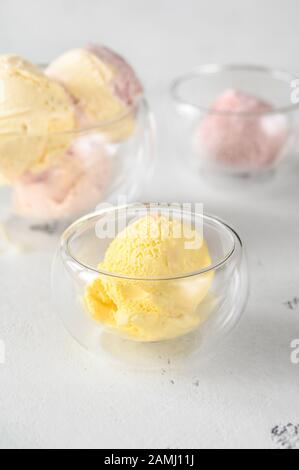 Sortiment an Eiscreme mit verschiedenen Geschmacksrichtungen Stockfoto