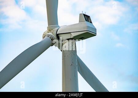 Nahaufnahme und Seitenaufnahme auf der Oberseite einer Windenergieanlage, die das Maschinenhaus und das Anemometer zeigt. Moderne umweltfreundliche erneuerbare Energie. Mit Kopierbereich Stockfoto