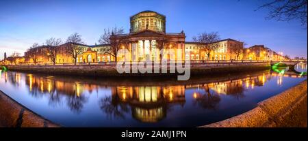 Das Four Courts Building In Dublin, Irland Entlang Des Flusses Liffey. Stockfoto