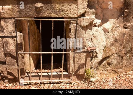 Metallbarstor vor der Bet She'arim National Park Cave of the Curses in Kiryat Tiv'on Israel im Juni 2019 Stockfoto