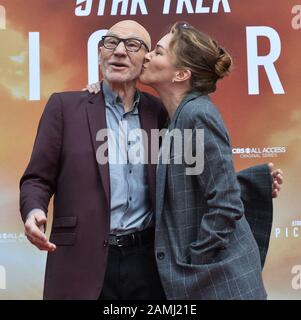 Los Angeles, Vereinigte Staaten. Januar 2020. Der Schauspieler Sir Patrick Stewart wird von seiner Frau, der amerikanischen Sängerin und Songwriterin Sunny Ozell während einer Hand- und Fußabdruckfeier verewigt, die ihn am Montag, den 13. Januar 2020 auf dem Vorplatz des TCL Chinese Theatre (ehemals Grauman's) in der Hollywood-Sektion von Los Angeles verewigt. Foto von Jim Ruymen/UPI Credit: UPI/Alamy Live News Stockfoto