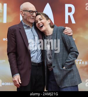 Los Angeles, Vereinigte Staaten. Januar 2020. Der Schauspieler Sir Patrick Stewart wird von seiner Frau, der amerikanischen Sängerin und Songwriterin Sunny Ozell während einer Hand- und Fußabdruckfeier verewigt, die ihn am Montag, den 13. Januar 2020 auf dem Vorplatz des TCL Chinese Theatre (ehemals Grauman's) in der Hollywood-Sektion von Los Angeles verewigt. Foto von Jim Ruymen/UPI Credit: UPI/Alamy Live News Stockfoto