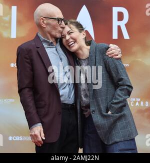 Los Angeles, Vereinigte Staaten. Januar 2020. Der Schauspieler Sir Patrick Stewart wird von seiner Frau, der amerikanischen Sängerin und Songwriterin Sunny Ozell während einer Hand- und Fußabdruckfeier verewigt, die ihn am Montag, den 13. Januar 2020 auf dem Vorplatz des TCL Chinese Theatre (ehemals Grauman's) in der Hollywood-Sektion von Los Angeles verewigt. Foto von Jim Ruymen/UPI Credit: UPI/Alamy Live News Stockfoto