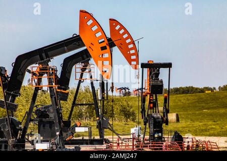 Eine Onshore-Ölbergbaufarm wird in Alberta, Kanada, gesehen. Nahaufnahme der Details zum Knötchenkopf, samson Pfosten, Pitman Arm, Gegengewicht und Getriebeuntersetzung