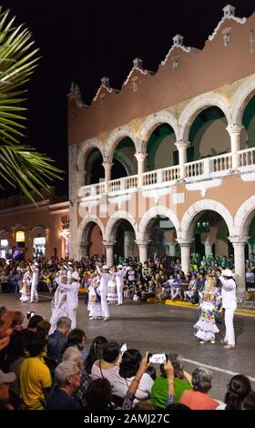 Lokale Künstler tanzen jeden Montagabend in Merida, Yucatan, Mexiko, die Danza Vaqueria vor dem Palacio Municipal. Stockfoto