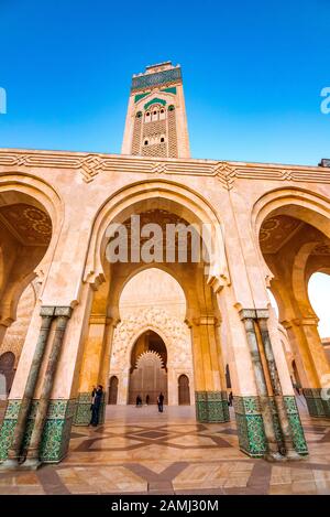 Die Hassan-II-Moschee ist eine Moschee in Casablanca, Marokko. Es ist die größte Moschee in Marokko mit dem höchsten Minarett der Welt. Stockfoto