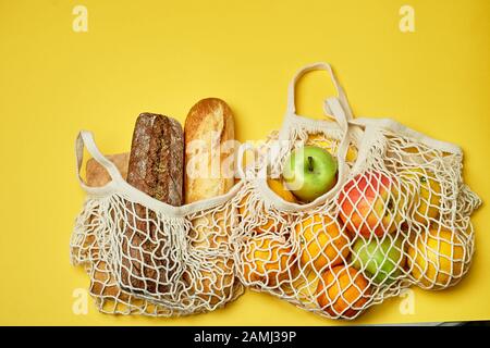 Austausch von Kunststoffbeuteln. Pflege der environment.Nets mit Produkten. Einfach und nützlich. Das Obst und das Brot. Stockfoto