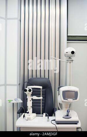 Vertikales Hintergrundbild moderner optometrischer Geräte in der Klinik für Augenheilkunde, Kopierraum Stockfoto