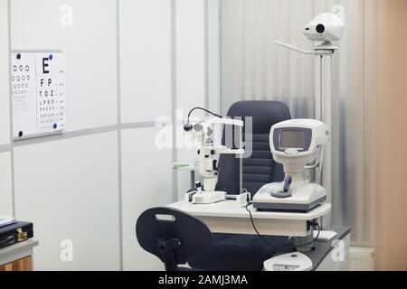 Horizontales Hintergrundbild moderner optometristischer Geräte in der Klinik für Augenheilkunde, Kopierraum Stockfoto