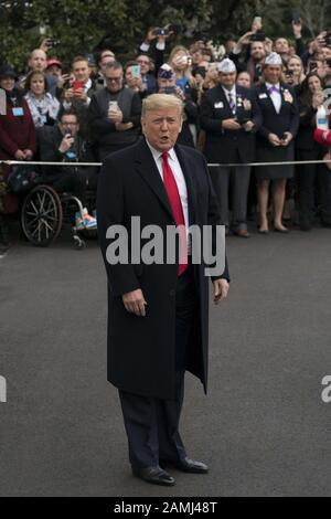 Washington, Vereinigte Staaten. Januar 2020. Präsident Donald Trump spricht am Montag, 13. Januar 2020, vor der Presse außerhalb des Weißen Hauses in Washington, DC. Präsident Trump soll an der College Football Playoff National Championship in New Orleans, Louisiana, teilnehmen. Foto von Sarah Silbiger/UPI Credit: UPI/Alamy Live News Stockfoto