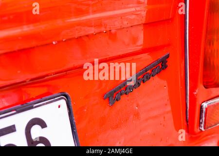 Ein in Ostdeutschland während der kommunistischen Ära beliebter roter, in der sowjetischen Ära fahrender Trabantwagen. Stockfoto