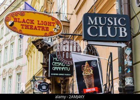 Schilder vor einem Musikclub, Schwarzlichttheater und Cafés in Prag, Tschechien. Stockfoto