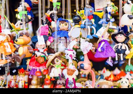 Handgefertigte Holzpuppen und Tiere, die an Federn vor einem Souvenirladen, Prag, Tschechien, hängen Stockfoto