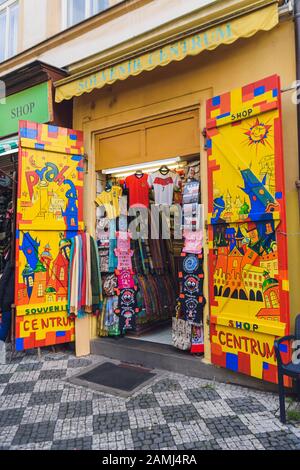 Souvenirladen mit bunten Holztüren, T-Shirts und anderen Souvenirs, Prag, Tschechien Stockfoto