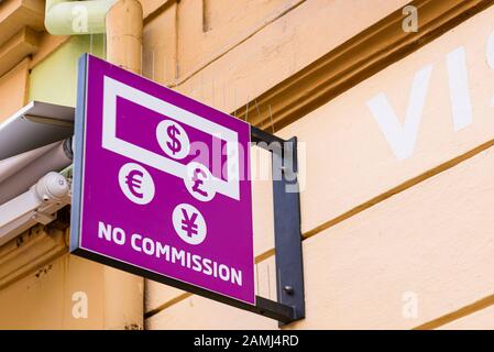 Schild außerhalb eines Wechselstuben, Prag, Tschechien Stockfoto