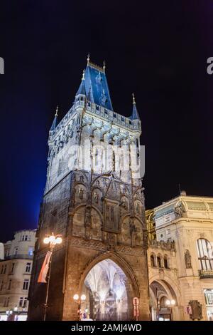 Pulverturm oder Pulvertor, ein gotischer Turm zur Trennung der Altstadt von der neuen Stadt in Prag, Tschechien Stockfoto