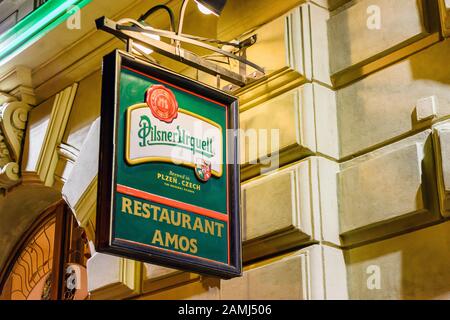 Schild für Pilsner Urquell Tschechische Lager, außerhalb Restaurant Amos, Prag, Tschechien Stockfoto