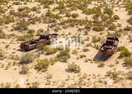 Boote, die auf einem Schiff Friedhof auf einer Wüste um Moynaq, Moynoq oder Muynak - Aralsee oder Aral See - Usbekistan, in Zentralasien Stockfoto