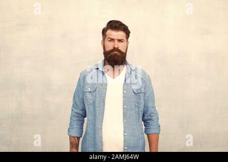 Männliche lässige Mode Stil. Jeansoptik. brutale Hipster mit Schnurrbart. emittieren Vertrauen. barbershop Professional. Reifen Hipster mit Bart. Friseur- Pflege. Bärtiger Mann ernsthaft abgestimmt. Genug von traurig. Stockfoto