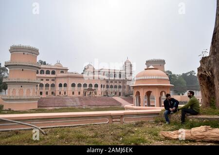 Besucher des Sheesh Mahal (Palast der Spiegel) im Distrikt Patiala in Punjab, Indien.Sheesh Mahal ist eines der verführerischsten und prächtigsten Bauwerke in Patiala. Sheesh Mahal in Patiala wird oft als Spiegelpalast bezeichnet und ist ein bemerkenswerter Ort und eine feine Darstellung von Mughal und europäischem Baustil. Stockfoto
