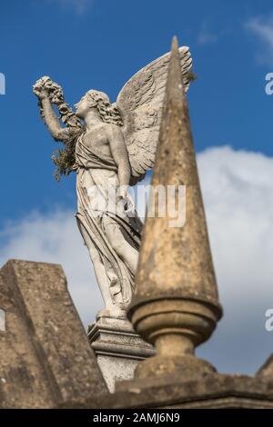 Auswahl an Tomsteinen und Skulpturen in der Recoleta Cemetry in Buenos Aires. Stockfoto