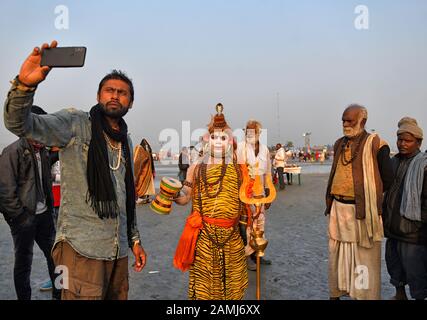 Ein Anhänger, der sich nach hinduistischer Mythologie wie Lord Shiva verkleidet hat, während des Gangasagar-Festivals, um einige Opfergaben von den Pilgern zu erhalten.Gangasagar ist einer der religiösen Stätten für die Hindu-Pilger, die an der Bucht von Bengalen aufgestellt sind, wo jedes Jahr Millionen von Gläubigen ein heiliges Bad nehmen Während Makar Sankranti (Übergang der Sonne) gemäß Hindu-Kalender und bieten gebeten zum Kapil Muni Tempel. Der Termin für dieses Festival liegt normalerweise zwischen dem 13. Und 15. Januar des Jahres. Stockfoto