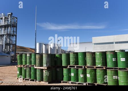 Fässer mit Harz im Naturales Resinas Manufacturing Plant in Almazán. Die Gewinnung von Harz aus Kiefern hat in den letzten Jahren in ländlichen Gebieten Spaniens aufgrund der Wirtschaftskrise und der höheren Nachfrage und geringeren Produktion in der Europäischen Union und China zugenommen. Stockfoto