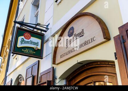 Schild für Pilsner Urquell tschechisches Lager vor einem Restaurant in Prag, Tschechien. Stockfoto