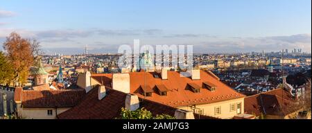 Blick auf die Stadt vom Aussichtspunkt auf Den Hradschany Platz, Prag, Tschechien Stockfoto