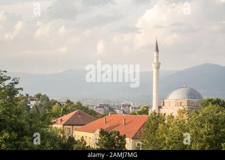 Mustafa-Pascha-Moschee in Skopje, Nord-Mazedonien, an einem sonnigen Nachmittag eingenommen. Die Mustafa-Pascha-Moschee ist ein osmanisches muslimisches Wahrzeichen, ein wichtiges Denkmal Stockfoto