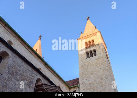 Südturm der Basilika St. Georg'e (Bazilika svatého Jiří) Prag, Tschechien Stockfoto