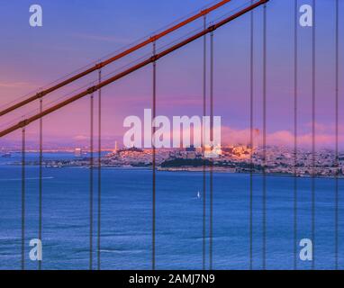 Nebel, Sonnenuntergang, Golden Gate Bridge, San Francisco, Kalifornien Stockfoto
