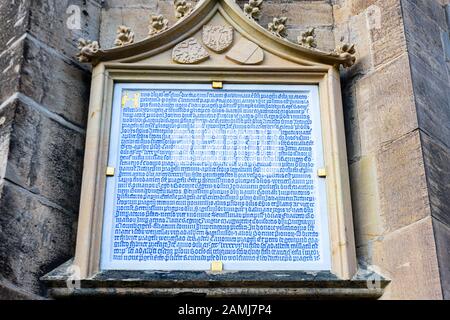 Alte lateinische Plakette außerhalb des Südturms der Kathedrale St. Vitus (Katedrála Sv. Víta) Prag, Tschechien Stockfoto