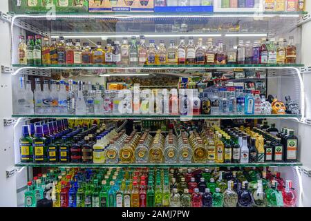 Miniflaschen mit Spirituosen, darunter Absenthin, Gin, Whiskey, Wodka und Rum, in einer Fensterdisplays, Prag, Tschechische Republik Stockfoto