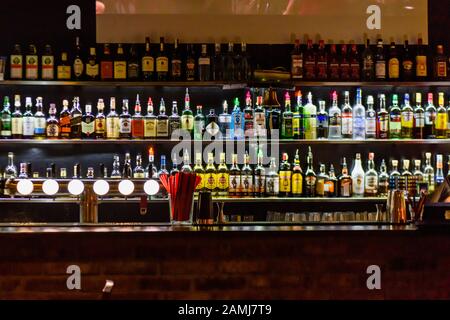 Jede Menge Flaschen in einer Cocktailbar in Prag, Tschechien Stockfoto