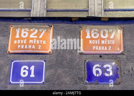 Straßenschilder und -Nummern, Prag, Tschechien Stockfoto