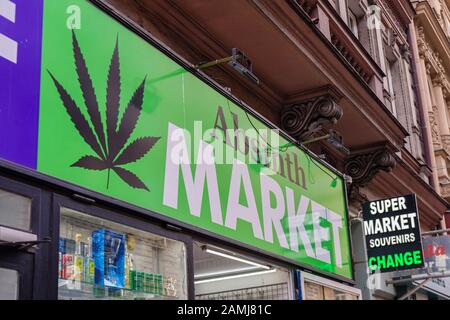 Schild außerhalb des Absenth-Marktes, beliebt in Prag, Tschechien, auch ein Supermarkt, der Souvenirs verkauft und Devisen anbietet. Stockfoto