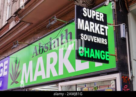 Schild außerhalb des Absenth-Marktes, beliebt in Prag, Tschechien, auch ein Supermarkt, der Souvenirs verkauft und Devisen anbietet. Stockfoto