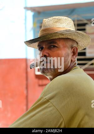 Ein kubanischer Mann raucht seine Zigarre im alten Havanna, Kuba. Stockfoto